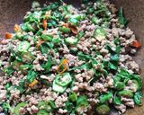 รูปขั้นตอนการทำที่ 2 ของ กะเพราหมูสับห่อไข่ คีโต