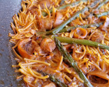 Foto del paso 6 de la receta: Fideuá con calamar, salchichas y espárragos