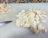 Foto del paso 1 de la receta: Ajos en aceite y albahaca