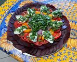 Une image de l'étape 14 de Salade de betteraves rouges aux deux tomates, oignon rouge et mozzarella.