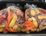 Zacskóban sült csirkecombok velesült körettel recept fázis 2 fotója