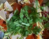 รูปขั้นตอนการทำที่ 3 ของ ยำไข่แดงเค็มหมูยอ 🥚🐷(สูตรใส่น้ำปลาร้า)