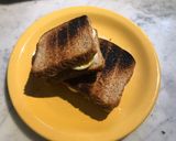 Foto del paso 6 de la receta: Cuarentena = “hacer huevo”(Sándwich tostado de huevo y cebolla en pan integral)