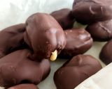 Foto del paso 2 de la receta: Dátiles con crema de cacahuete y chocolate