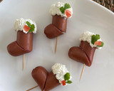 Foto del paso 3 de la receta: Botitas navideñas de salchicha