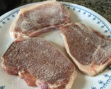 Foto del paso 1 de la receta: Chuletas de cerdo con salsa de champiñones
