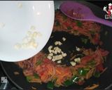 صورة لخطوة 3 من وصفة فول بالخضار🥕🍅 والطحينة بطشة الخل والثوم 😋