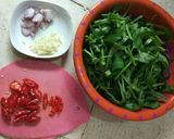 Foto langkah ke 1 dari resep Tumis Kangkung Saori Pedas.