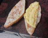 Foto del paso 3 de la receta: Bocadillo de jamón serrano, queso semicurado, tortilla francesa y tomate aliñado