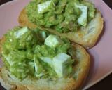 Foto del paso 1 de la receta Tostadas de aguacate con atún y fresco de cabra