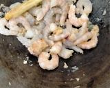 Foto langkah ke 2 dari resep Udang bumbu kuning.