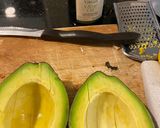 Foto langkah ke 3 dari resep Extra virgin olive oil avocado blacksesame seed toast/ Roti panggang alpukat dengan Extra olive oil.