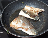 Foto del paso 2 de la receta: Lubina a la plancha con espirales de calabacín al ajillo