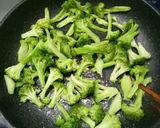 Hình bước làm 3 của món Thịt bò xào súp lơ