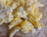 Foto langkah ke 2 dari resep Sandwich Nugget & Egg Scramble.