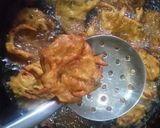 A picture of step 3 of Aloo aur piyaz ka pakorey.