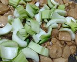 Foto langkah ke 3 dari resep Tumis Pokcoy Bakso.