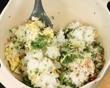 Foto langkah ke 4 dari resep Nasi Goreng Cabai Ijo Ikan Asin Devina Hermawan.