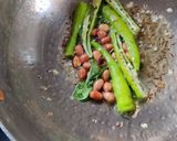 A picture of step 1 of Chilli pohe.