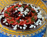 Une image de l'étape 9 de Salade de betteraves rouges et tomates à la feta et persil.
