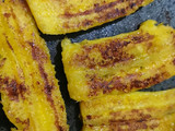 Pastel de plátano en la sartén. Con carne y queso mozzarella
