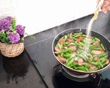 Foto langkah ke 4 dari resep Tumis Buncis Sosis Saos Tiram.