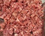 Hình bước làm 1 của món Cơm nhà với cá chẽm kho gừng, thăn bò xào su su ngô bao tử, canh rau ngót thịt băm, đào tươi