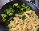 Foto del paso 4 de la receta: Brócoli con espinaca, pasta y pollo