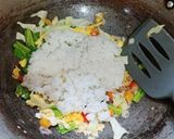 Foto langkah ke 4 dari resep Nasi Goreng Bumbu Iris.
