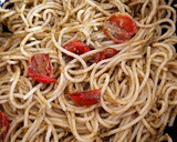 Foto del paso 4 de la receta: Espaguetis con pesto genovés y tomates cherry