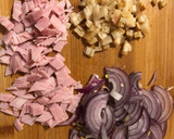 Schneller und einfacher Flammkuchen mit Schinken, Speck und Zwiebeln Rezeptschritt 2 Foto
