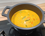 Foto del paso 6 de la receta: Encocada de sepia y langostinos al curry rojo
