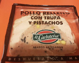 Foto del paso 1 de la receta: Canapés con pan Bimbo de pollo relleno con trufa y pistachos
