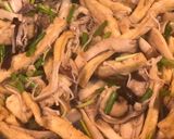 Hình bước làm 4 của món Mì udon trộn nấm