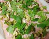 Foto del paso 2 de la receta: Pizza integral de jamón York, brócoli y espinacas