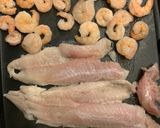 Foto del paso 3 de la receta: Camarones y merluza a la plancha con salsa golf