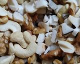 तिल सूखे मेवे की बर्फी - Til Dry Fruits Burfi Recipe रेसिपी चरण 1 फोटो
