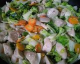 Foto langkah ke 6 dari resep Capcai Sayur Sosis Bakso.