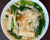 Hình bước làm 3 của món 🌱 Mì Chũ Nấu Hẹ & Nấm Kim Châm (Vegan)