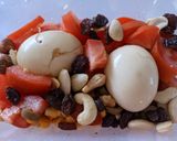 Une image de l'étape 4 de Salade tomate maïs olives vertes œuf dur fruits secs.