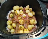Foto del paso 5 de la receta: Pechuga de pavo fileteada especiada con papas cocidas en la Airfryer o al Horno
