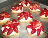 Foto del paso 8 de la receta: Corazón de hojaldre relleno de nata y fresas