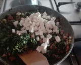 Foto del paso 1 de la receta: Salteado de ñoquis, espinacas en ajada, queso fresco y pavo