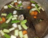 Foto langkah ke 3 dari resep Sup Ayam ala PakMin Klaten dengan Jamur Enoki.
