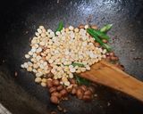 A picture of step 5 of Murmura chiwda.