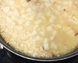 Foto del passaggio 2 della ricetta Risotto cacio e pere su cialda di parmigiano