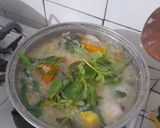 Foto langkah ke 6 dari resep Tinutuan (Bubur Manado) dan Sambal Ikan Roa.