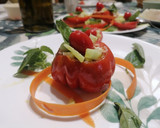 Foto del passaggio 4 della ricetta Pomodori ripieni di tonno, mozzarella e dadolata di cetrioli al profumo di basilico