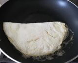 Une image de l'étape 2 de Omelette blanche - blanc d’œuf avec de l'emmental à l'intérieur.