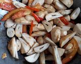 Foto langkah ke 3 dari resep Tumis Jamur Merang.